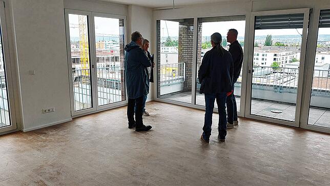 Wie hell die seniorengerechten Wohnungen mit Service sind, zeigen Carina Engelhardt, Geschäftsführerin der Ravensberg Wohnungsbau GmbH ...