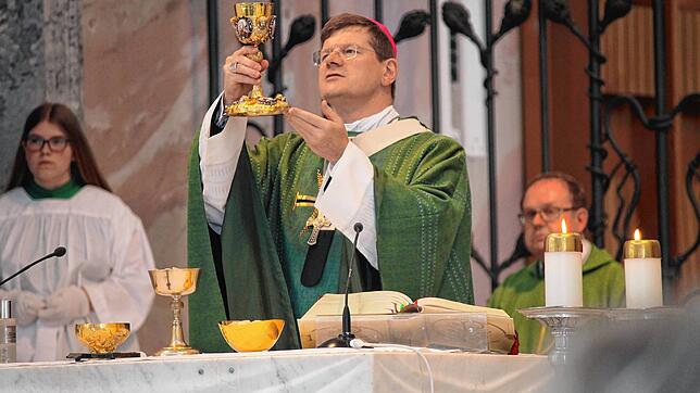 Erzbischof Stefan Burger während der Wandlung.