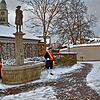Einweihung bei klirrender Kälte: Seit dem Morgen des Schmotzigen Dunschdig steht die Schwertletänzer-Bronzefigur auf dem Olberbrunnen. ...