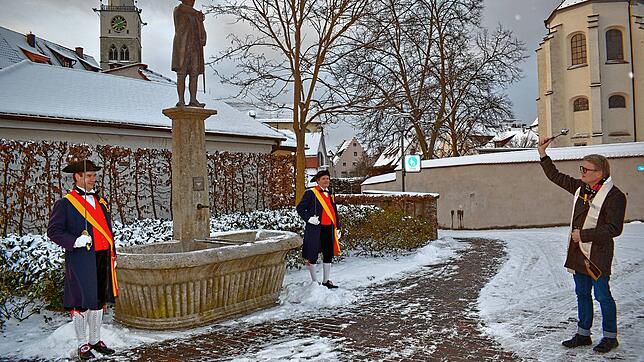 Einweihung bei klirrender Kälte: Seit dem Morgen des Schmotzigen Dunschdig steht die Schwertletänzer-Bronzefigur auf dem Olberbrunnen. ...