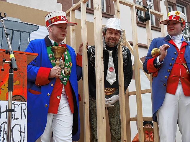 Bürgermeister Michael Klinger musste die Gerichtsversammlung vor dem Gottmadinger Rathaus in der Zelle verbringen. Tony Pinkert und ...