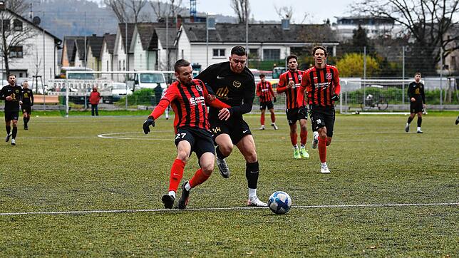 Der ESV Südstern Singen (Albert Malaj, rechts) musste sich überraschend dem FC Königsfeld (Steffen Holzapfel) mit 2:4 geschlagen geben.