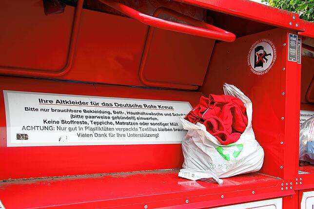 Geht da noch was rein? Kleiderbündel am Rotkreuz-Container.