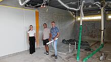 Verwaltungsauszubildende Chiara Tadi, Architekt Christian Kuberczyk sowie Bauamtsleiter Patrick Lutz stehen inmitten der Fläche der neu ...