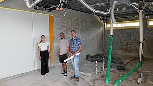 Verwaltungsauszubildende Chiara Tadi, Architekt Christian Kuberczyk sowie Bauamtsleiter Patrick Lutz stehen inmitten der Fläche der neu ...