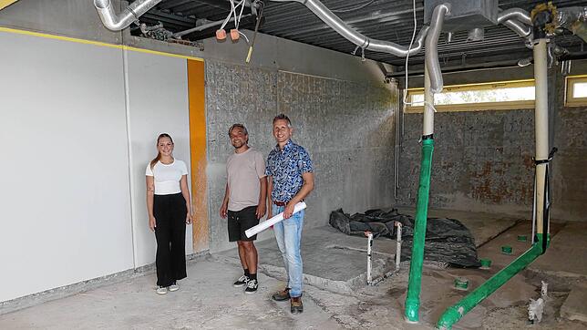 Verwaltungsauszubildende Chiara Tadi, Architekt Christian Kuberczyk sowie Bauamtsleiter Patrick Lutz stehen inmitten der Fläche der neu ...