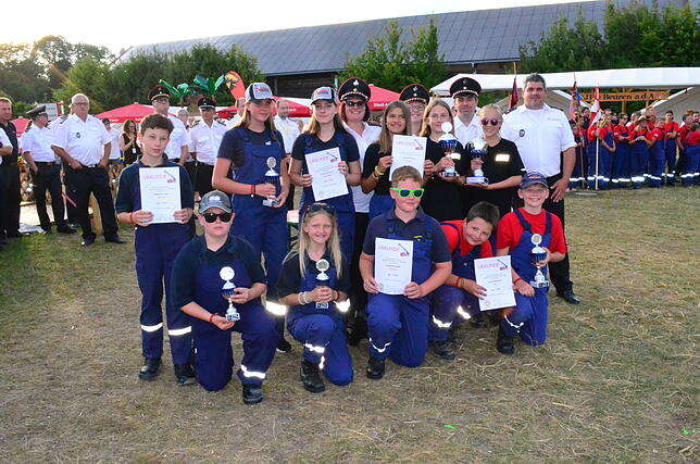Die Gewinner der Lagerolympiade stellen sich zum Gruppenbild auf. Kreisjugendfeuerwehrwart Andreas Zeller, Eigeltingens ...