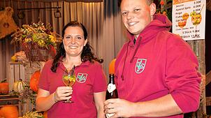 Daniela Kümmerli und Christoph Markhart vom Musikverein Daisendorf/Stetten freuen sich über ein gelungenes Herbstfest im Bürgersaal des ...