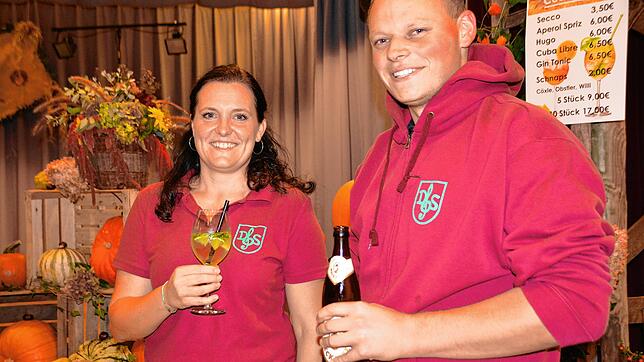 Daniela Kümmerli und Christoph Markhart vom Musikverein Daisendorf/Stetten freuen sich über ein gelungenes Herbstfest im Bürgersaal des ...