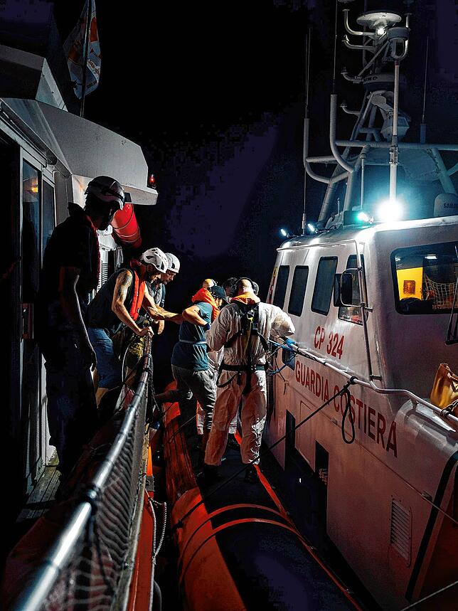 Beim ersten Sarah-Rettungseinsatz im Mittelmeer wurde eine gerettete Person, die eine Herzattacke erlitten hatte, an die italienische ...