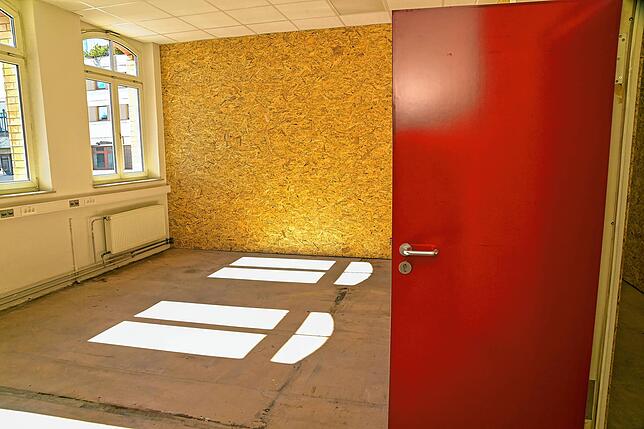 Eine der 26 roten Türen, die vom Rathaus ab- und im A. Maier-Gebäude wieder montiert wurden. Die Ertüchtigung des Übergangsrathauses ...