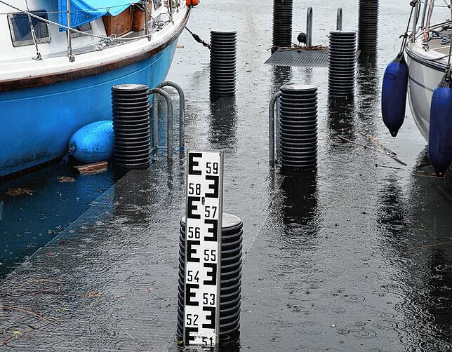 Der Pegel in Lindau am Anlegesteg des Yachtclubs beim Hochwasser im vergangenen Jahr.