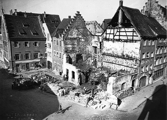 Eine Woche, nachdem der Krieg für Überlingen vorbei war, brannte die Löwenzunft ab, in der die NSDAP die Orts- und Kreisleitung ...