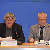 Reinhold Hummel (links) und Sozialdezernent Jürgen Stach während der Diskussion um die Zuschusserhöhung für die Schuldnerberatung.