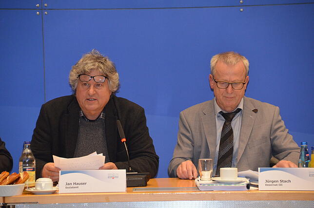 Reinhold Hummel (links) und Sozialdezernent Jürgen Stach während der Diskussion um die Zuschusserhöhung für die Schuldnerberatung.