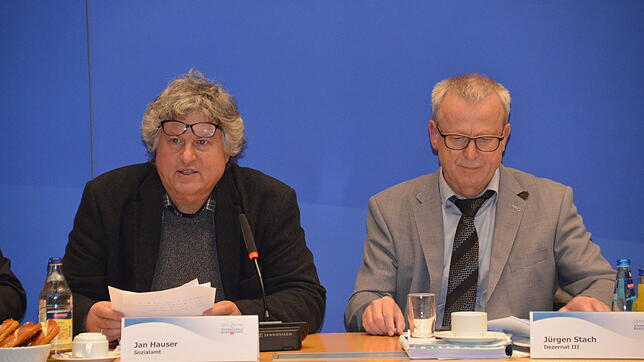 Reinhold Hummel (links) und Sozialdezernent Jürgen Stach während der Diskussion um die Zuschusserhöhung für die Schuldnerberatung.