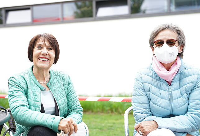 Eva Moosbrugger und Ella Grunert (v.l.) lassen sich testen, um danach die Landesgartenschau in Überlingen zu besuchen. Moosbrugger ist ...
