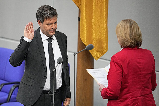 Bundestag - Bundesministervereidigung Robert Habeck, Bundesminister für Wirtschaft und Klimaschutz, legt im Bundestag vor Bundestagspräsidentin Bärbel Bas bei der Vereidigung ...