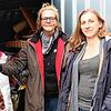 Julia Bierbach (links) und Nicole Weber vom Tierschutzverein Radolfzell stehen vor einem der Container, der zahlreiche Hilfsgüter für ...