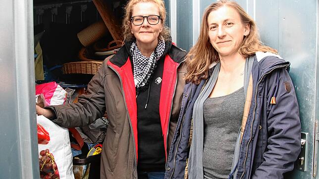 Julia Bierbach (links) und Nicole Weber vom Tierschutzverein Radolfzell stehen vor einem der Container, der zahlreiche Hilfsgüter für ...