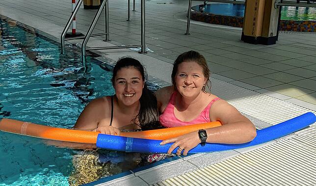Bereits als 2021 dieses Archivfoto aufgenommen wurde, waren die Wartelisten für ihre Schwimmkurse lang: Die Schwimmtrainerinnen Patricia ...