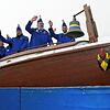 Die Allensbacher Narrengruppen, angeführt vom Fanfarenzug und mit dem Narrenschiff, sind auf dem Weg zu den Schmieder-Kliniken. Dort ...