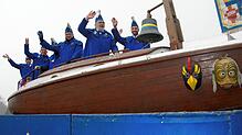 Die Allensbacher Narrengruppen, angeführt vom Fanfarenzug und mit dem Narrenschiff, sind auf dem Weg zu den Schmieder-Kliniken. Dort ...