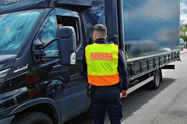 Ein Zollbeamter überprüft einen Lastwagenfahrer bei der Großkontrolle an der A81 am 10. April.