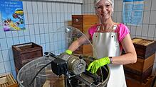 Diese Arbeit macht ihr große Freude: Hobbyimkerin Alexandra Gretscher bedient die Honigschleuder im Schleuderraum.