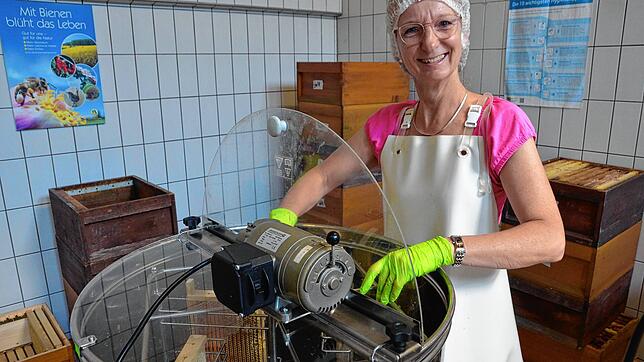 Diese Arbeit macht ihr große Freude: Hobbyimkerin Alexandra Gretscher bedient die Honigschleuder im Schleuderraum.