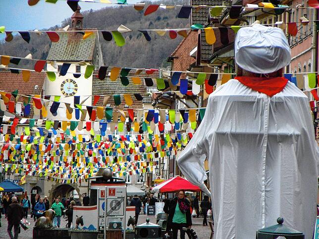 In fröhlich-buntem Schmuck zeigt sich die Waldshuter Kaiserstraße während der Fasnacht – hier ein Archivbild. 2025 findet hier das große ...