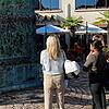 Ein Stadtführer erklärt Gästen die von Klaus Ringwald geschaffene Stele auf dem Rudolf-Eberle-Platz. 300 Stadtführungen werden aktuell ...