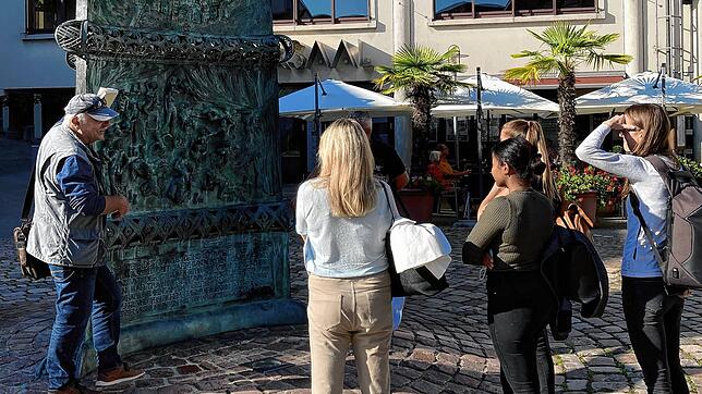 Ein Stadtführer erklärt Gästen die von Klaus Ringwald geschaffene Stele auf dem Rudolf-Eberle-Platz. 300 Stadtführungen werden aktuell ...