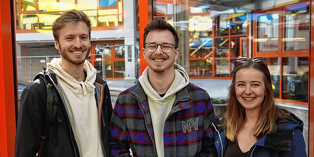 „Das ist großes Kino“: Den Studenten Samuel Kopecek (links), Theresia Löber und Richard Neureuther gefällt das renovierte Gebäude.