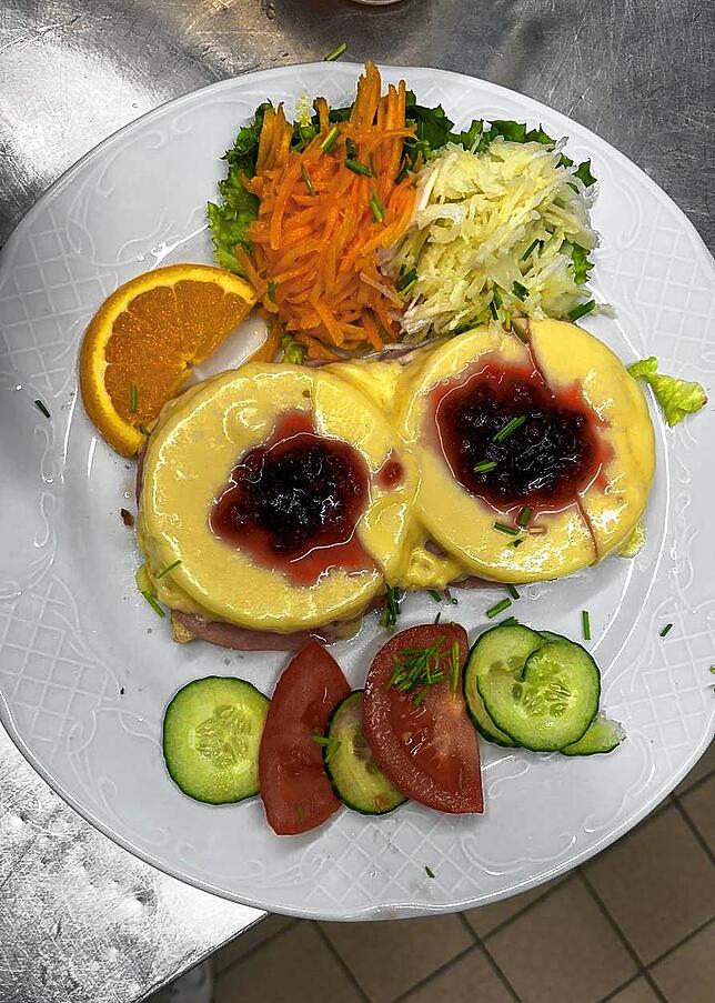 Ein Klassiker aus der Küche: Der Toast Hawai gehört zu den beliebtesten Gerichten der Gäste.