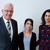 Winfried Kretschmann mit Nadia Murad (M) und Anwältin Amal Clooney (r). Bild: dpa
