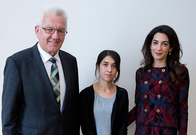 Winfried Kretschmann mit Nadia Murad (M.) und Anwältin Amal Clooney (r). (Archivbild)
