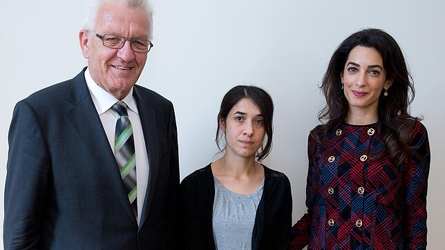 Winfried Kretschmann mit Nadia Murad (M) und Anwältin Amal Clooney (r). Bild: dpa