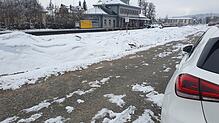 Derzeit parken einzelne Autos noch quer an der Schotterfläche nördlich der Bahngleise. Ab 2023 soll hier ein asphaltierter ...