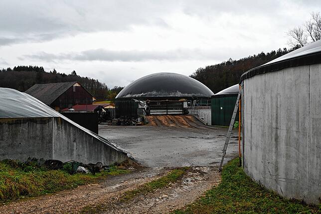 Der Kreislauf einer Biogas-Anlage: Vom Silo links, über den Fermenter, zum Nachgärer bis zum „Endlager“ rechts. Die ...