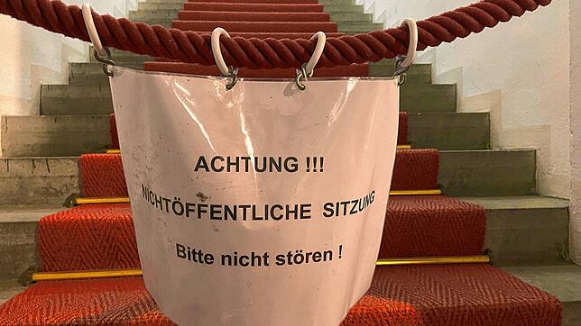 Was passiert wohl hinter dieser Absperrung? Teile des Gemeinderats wollen mehr Transparenz in das Thema nichtöffentliche Sitzungen bringen.