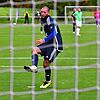Nerven spielen einen Streich: Alessio Paciulli hat am Elfmeterpunkt den Ausgleich für den SV Blau-Weiß Murg auf dem Fuß und scheitert.