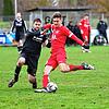 Fabian Moser (links) ist einen Schritt zu spät und Fabian Federle erzielt das 1:0 für Geisingen.