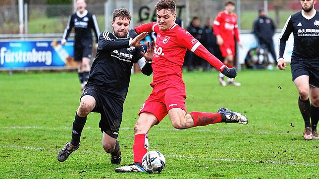 Fabian Moser (links) ist einen Schritt zu spät und Fabian Federle erzielt das 1:0 für Geisingen.