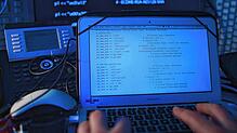 Etwa so sehen Hackerangriffe auf Unternehmen aus. Die IHK in Weingarten koordiniert künftig Hilfe für Firmen, die sich dagegen absichern ...