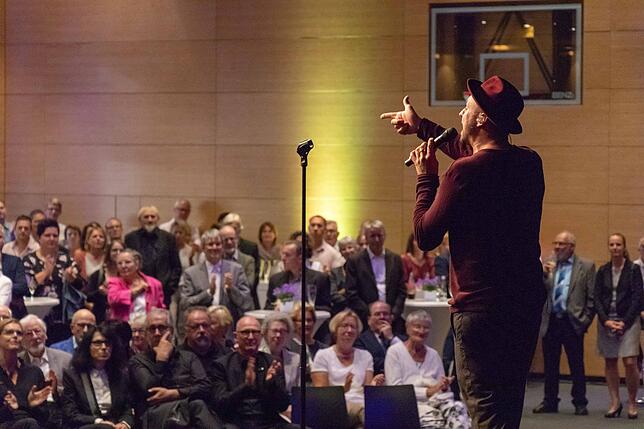 Große Stimme: Max Mutzke begeisterte bei seinem Konzert nicht nur mit seiner Musik, sondern auch dadurch, wie er das Publikum in seine ...
