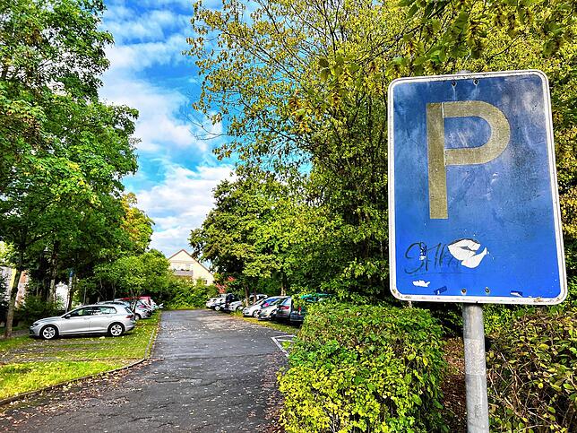 Auf dem Parkplatz vor der Kapitän-Romer-Halle und hinter der Grundschule Dettingen soll eine Tiefgarage und eine Seniorenwohnanlage ...