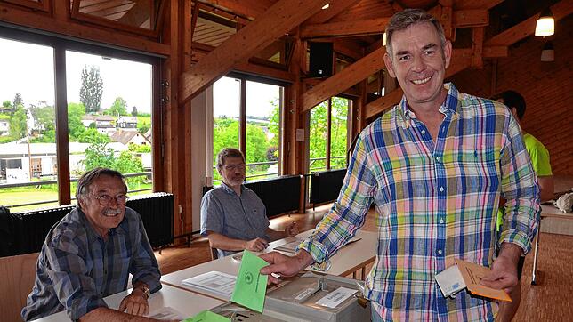 Der Ittendorfer Martin Scherzinger gibt am Sonntagvormittag im Bürgerhaus seine Stimmen ab. Im Hintergrund sitzen die Wahlhelfer Fritz ...