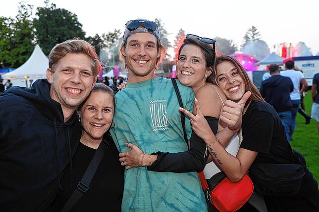 Bild 1: Konstanz: Wummernde Bässe, lässige Outfits und eine gute Zeit: Festival startet im Bodensee-Stadion