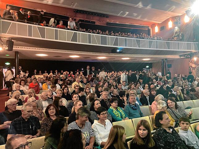 Bild 10: Gute Laune bei der Premiere des Musical-Karussells im Gloria-Theater